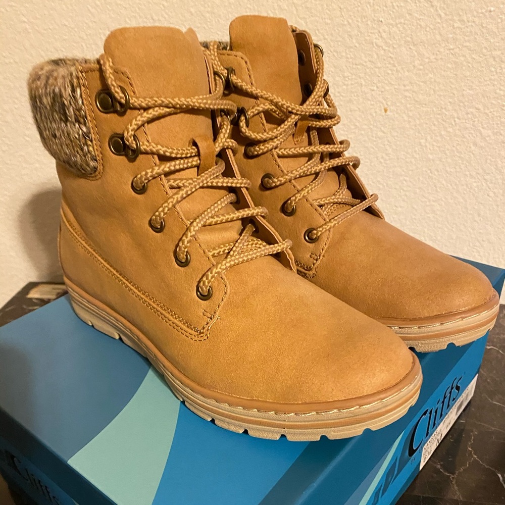 Cliffs by white mountain boots